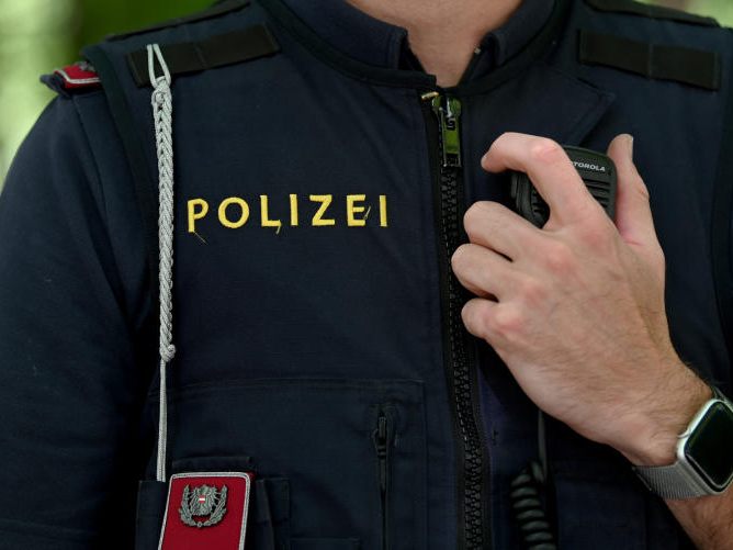 Eine Frau überfiel in Wien eine Drogerie mit einer Schusswaffe. Eine Frau überfiel in Wien eine Drogerie mit einer Schusswaffe.