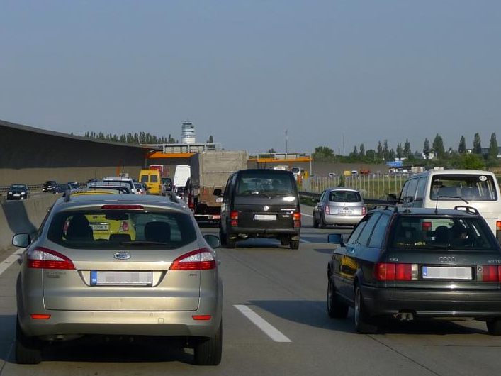 Nach einem Unfall kam es auf der A4 Montagfrüh zu kilometerlangem Stau. Nach einem Unfall kam es auf der A4 Montagfrüh zu kilometerlangem Stau.