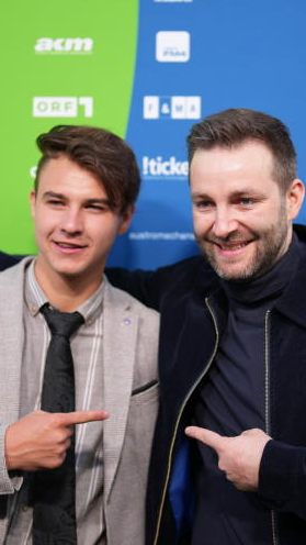 Der 19-jährige Musiker Chris Steger mit Josh bei den Amadeus Austrian Music Awards 2022.