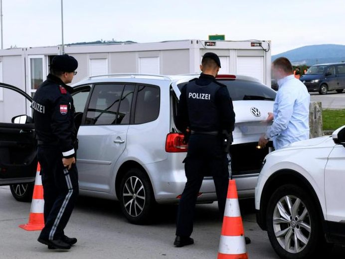 Österreich führt Grenzkontrollen zur Slowakei ein. Österreich führt Grenzkontrollen zur Slowakei ein.