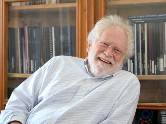 Der Nobelpreisträger des Vorjahres, Anton Zeilinger, freut sich das der diesjährige Physik-Nobelpreis an Zeilinger freut sich über Physik-Nobelpreis für Ferenc Krausz ging. Der Nobelpreisträger des Vorjahres, Anton Zeilinger, freut sich das der diesjährige Physik-Nobelpreis an Zeilinger freut sich über Physik-Nobelpreis für Ferenc Krausz ging.