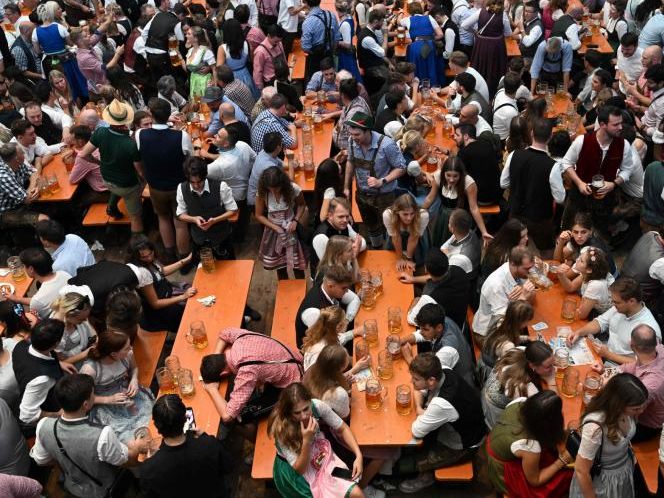 Das Oktoberfest 2023 verzeichnete mit über sieben Millionen Besuchern einen neuen Rekord. Das Oktoberfest 2023 verzeichnete mit über sieben Millionen Besuchern einen neuen Rekord.