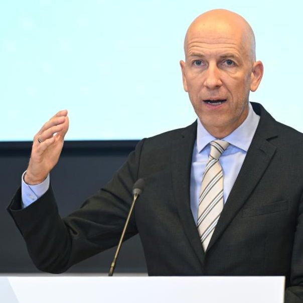 Wirtschaftsminister Martin Kocher (ÖVP) spricht am Dienstag über die Entwicklung der Inflation in Österreich.