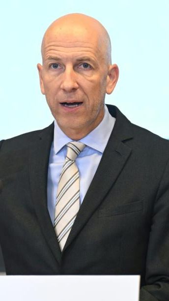 Wirtschaftsminister Martin Kocher (ÖVP) spricht am Dienstag über die Entwicklung der Inflation in Österreich.