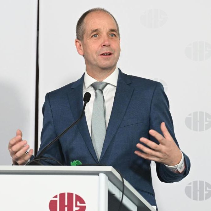 IHS-Chef Holger Bonin schlägt im Bezug auf die Metaller-KV-Verhandlungen einen flexiblen Abschluss vor.