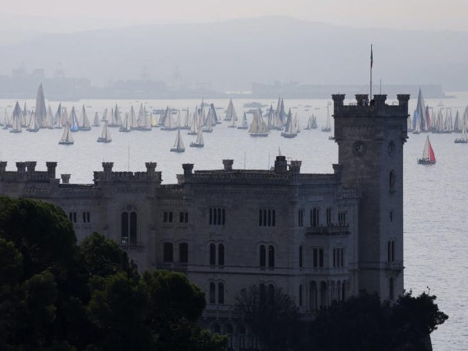 Ein Österreicher sprang vom Schloss Miramar in Meer und musste eine saftige Strafe zahlen. Ein Österreicher sprang vom Schloss Miramar in Meer und musste eine saftige Strafe zahlen.