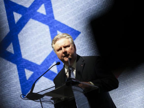 In seiner Rede bei der Mahnwache zum Gedenken an die Opfer in Israel in Wien bezeichnete der Wiener Bürgermeister Michael Ludwig (SPÖ) den Angriff der Hamas als "feigen Terroranschlag gegen zivile Opfer".