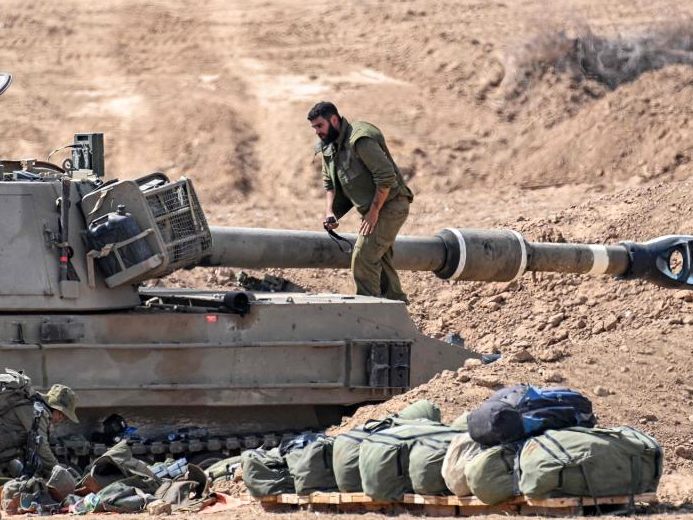 Israels Militär bereitet sich auf eine Bodenoffensive vor. Israels Militär bereitet sich auf eine Bodenoffensive vor.