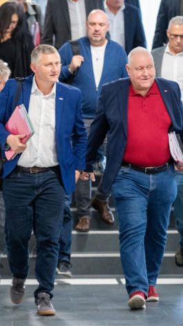 Nach einer geplatzten dritten Verhandlungsrunde zum Metaller-KV finden heute Betriebsversammlungen statt.