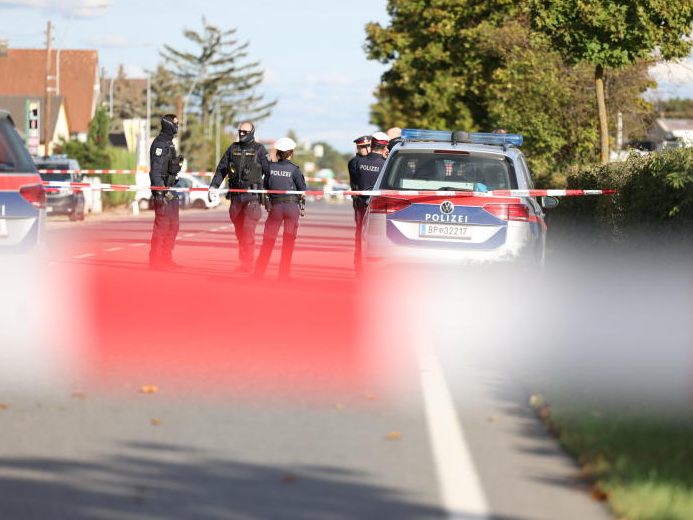 Im Fall jener 33-Jährigen, die in Strasshof von einem Mann erschossen wurde, sitzt nun ein Verdächtiger in U-Haft. Im Fall jener 33-Jährigen, die in Strasshof von einem Mann erschossen wurde, sitzt nun ein Verdächtiger in U-Haft.