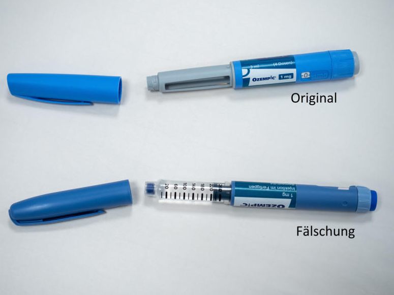 Das Fake-Medikament und das Original unterscheiden sich farblich.