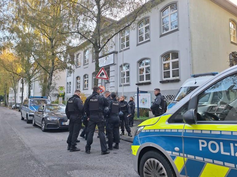 Am 26. Oktober 2023 gab es erneut Bombendrohungen an mehreren Schulen in Deutschland. Am 26. Oktober 2023 gab es erneut Bombendrohungen an mehreren Schulen in Deutschland.