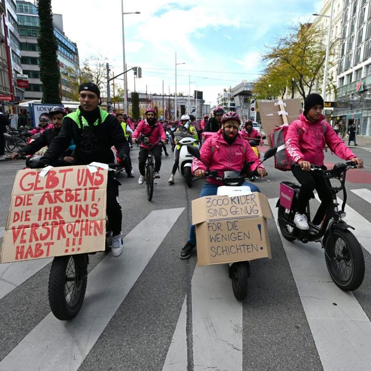 Die Essenszusteller von Foodora fordern bei einer Demo am Mittwoch bessere Arbeitsbedingungen.