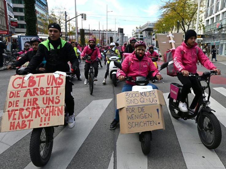 Die Essenszusteller von Foodora fordern bei einer Demo am Mittwoch bessere Arbeitsbedingungen.