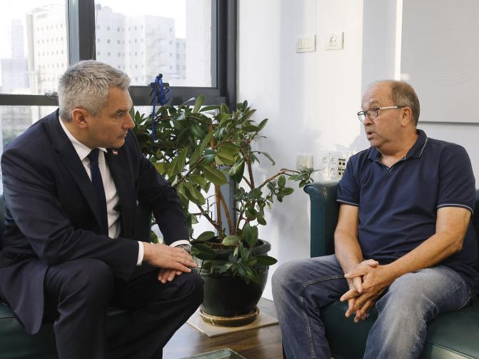 Bundeskanzler Karl Nehammer (ÖVP) traf den Vater eines vermissten österreichischen Staatsbürgers, Gilad Korngold, in Israel. Bundeskanzler Karl Nehammer (ÖVP) traf den Vater eines vermissten österreichischen Staatsbürgers, Gilad Korngold, in Israel.