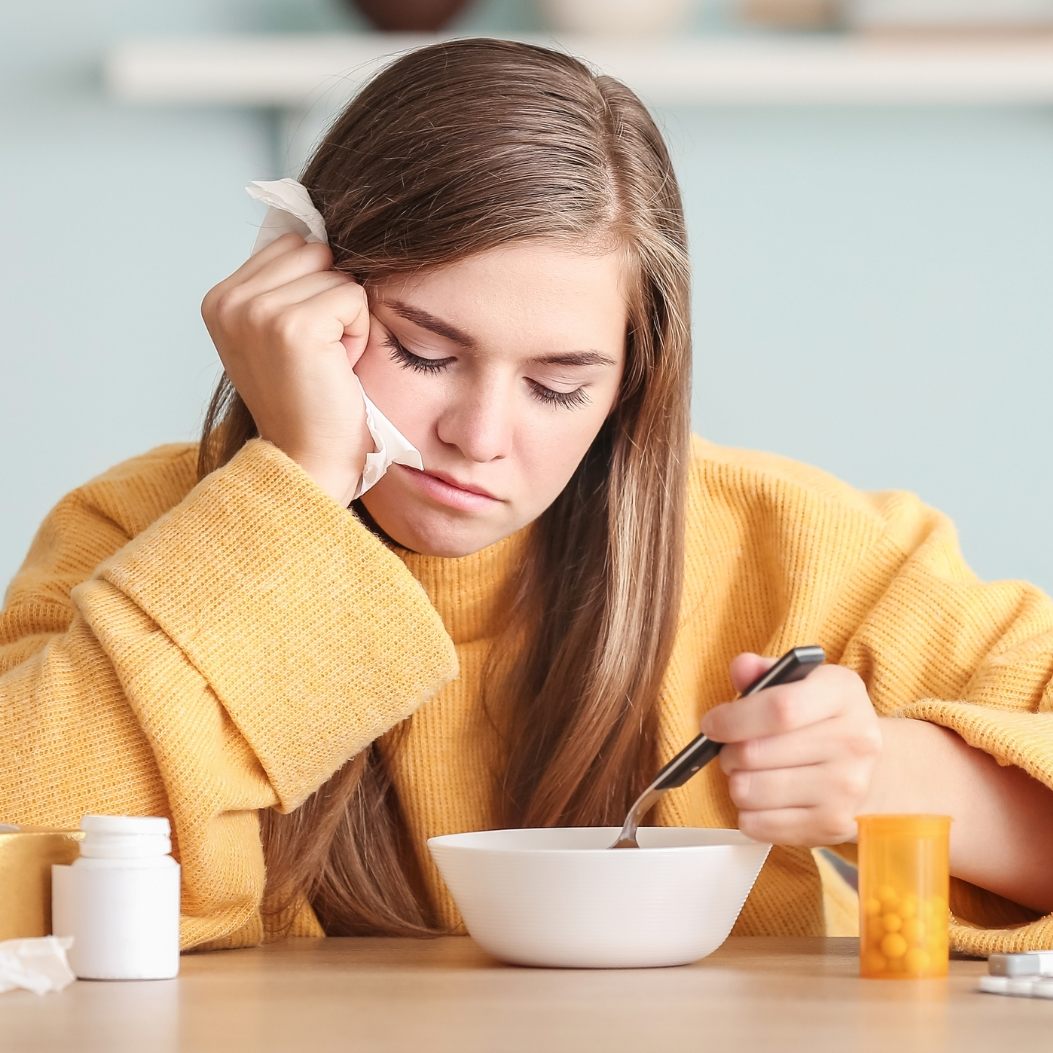 Wissenschaftliche Forschung beleuchtet die heilenden Eigenschaften der traditionellen Hühnersuppe bei Erkältungssymptomen.