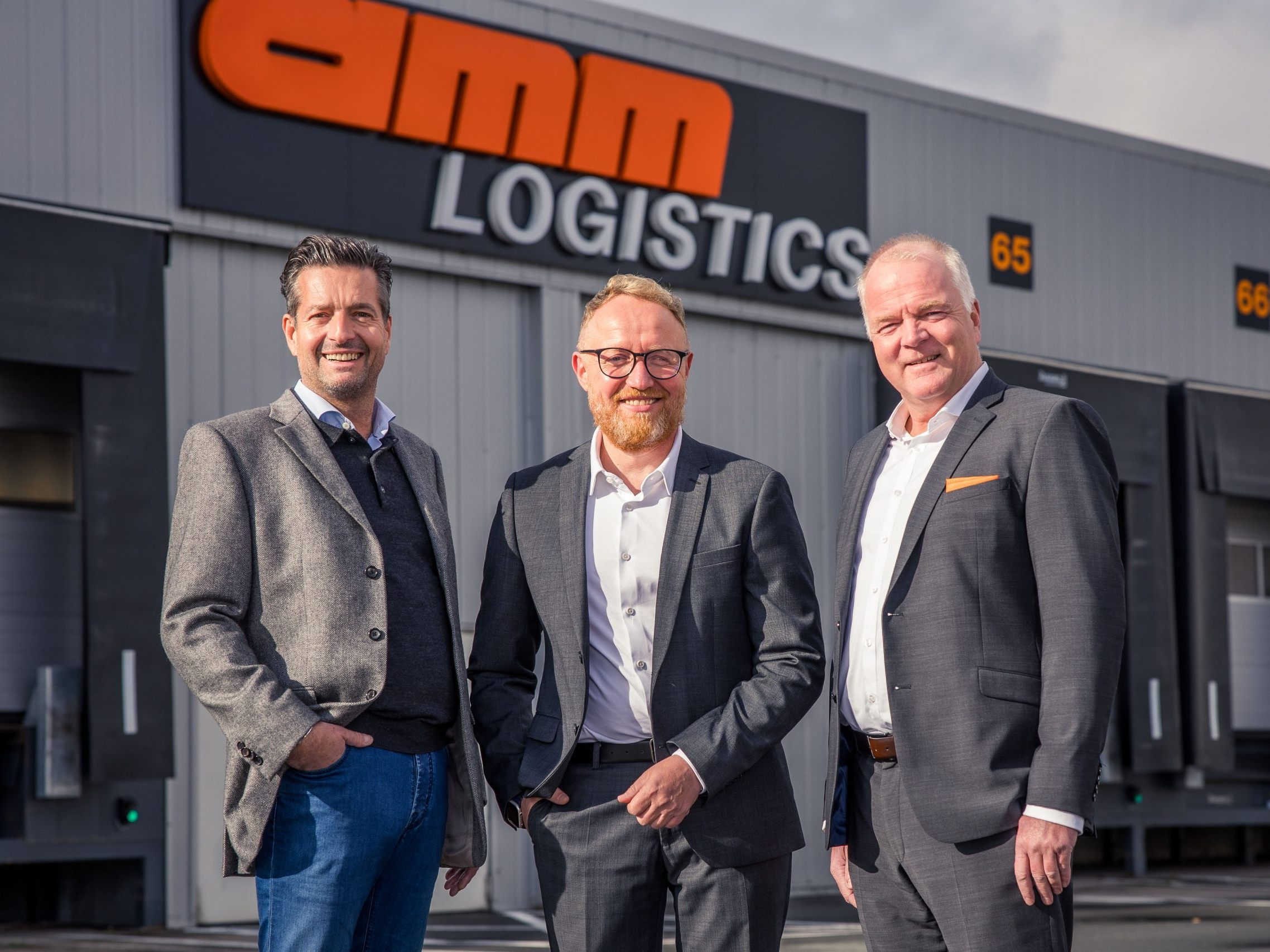 Bei der Vertragsunterzeichnung in Konradsreuth (v.l.): Ralf Amm, Geschäftsführer Amm GmbH & Co KG Spedition, Alexander Prittig, Niederlassungsleiter amm logistics, und Werner Dettenthaler, Geschäftsführer Landverkehr Deutschland bei Gebrüder Weiss Bei der Vertragsunterzeichnung in Konradsreuth (v.l.): Ralf Amm, Geschäftsführer Amm GmbH & Co KG Spedition, Alexander Prittig, Niederlassungsleiter amm logistics, und Werner Dettenthaler, Geschäftsführer Landverkehr Deutschland bei Gebrüder Weiss