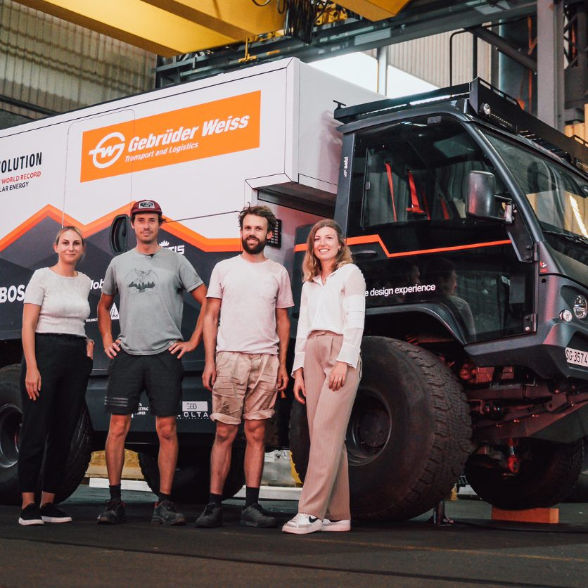 David und Patrik Koller vom Gebrüder Weiss Peak Evolution Team gemeinsam mit Katharina Zimmerling (Niederlassungsleiterin Air & Sea Zürich bei Gebrüder Weiss) und Vanessa Hafner (Team Leader Digital Communications bei Gebrüder Weiss).