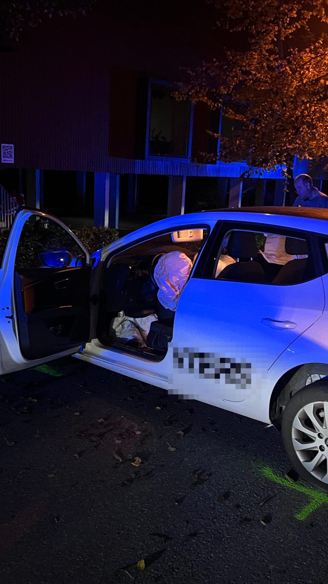 Pkw krachte gegen Baum.