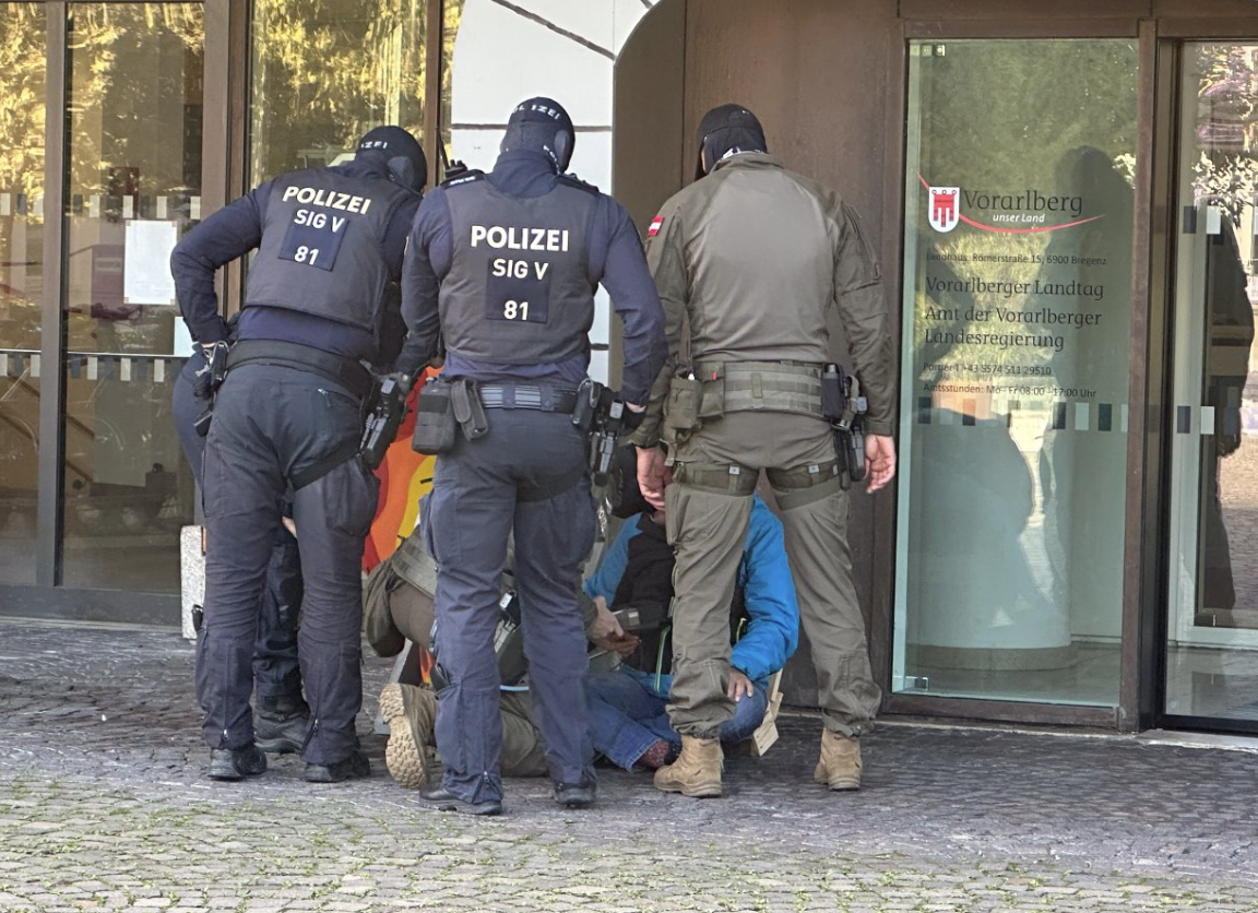 Polizeieinsatz vor dem Landhaus. Polizeieinsatz vor dem Landhaus.
