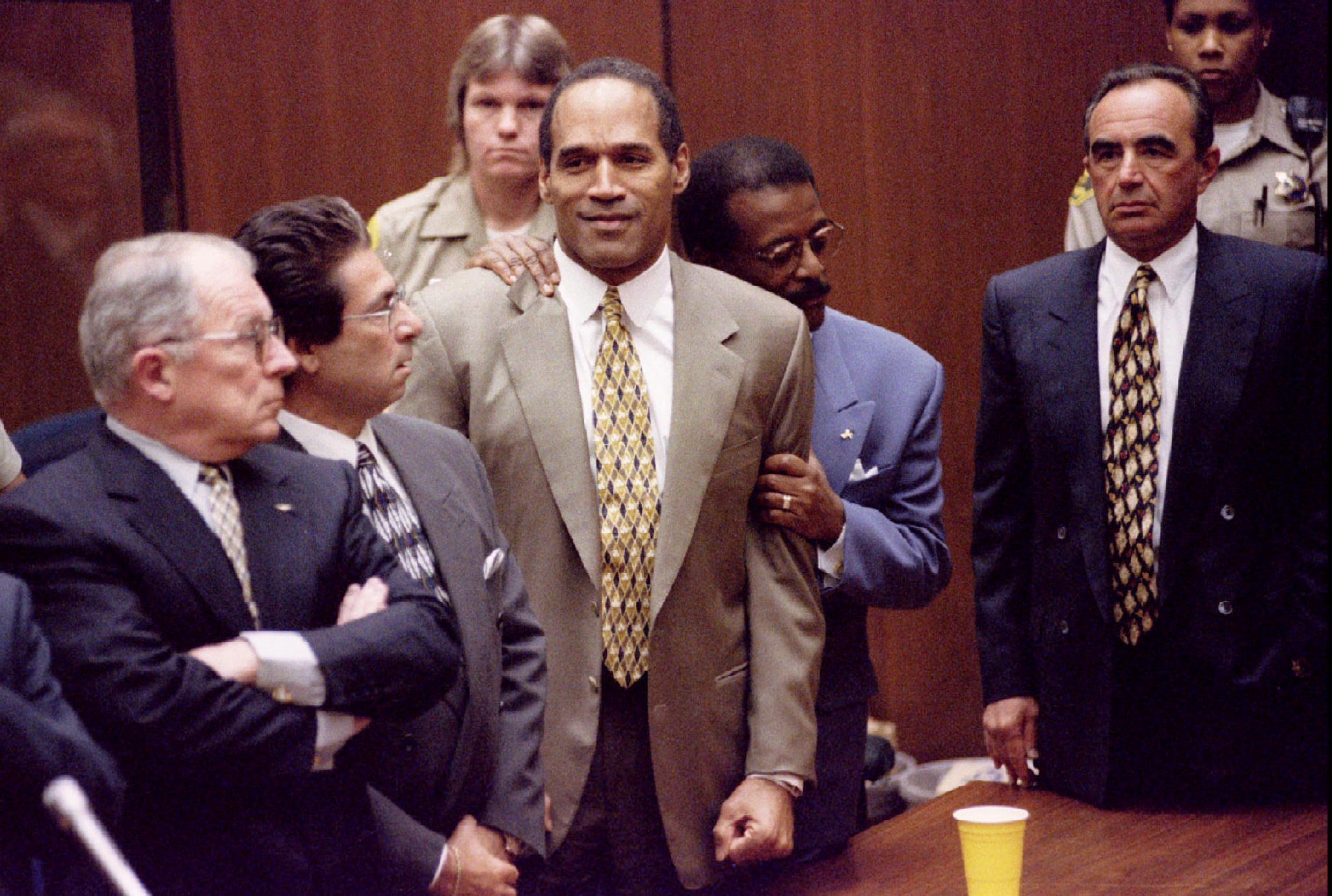 Robert Kardashian(li.) neben O.J. Simspon im Jahr 1995. Robert Kardashian(li.) neben O.J. Simspon im Jahr 1995.