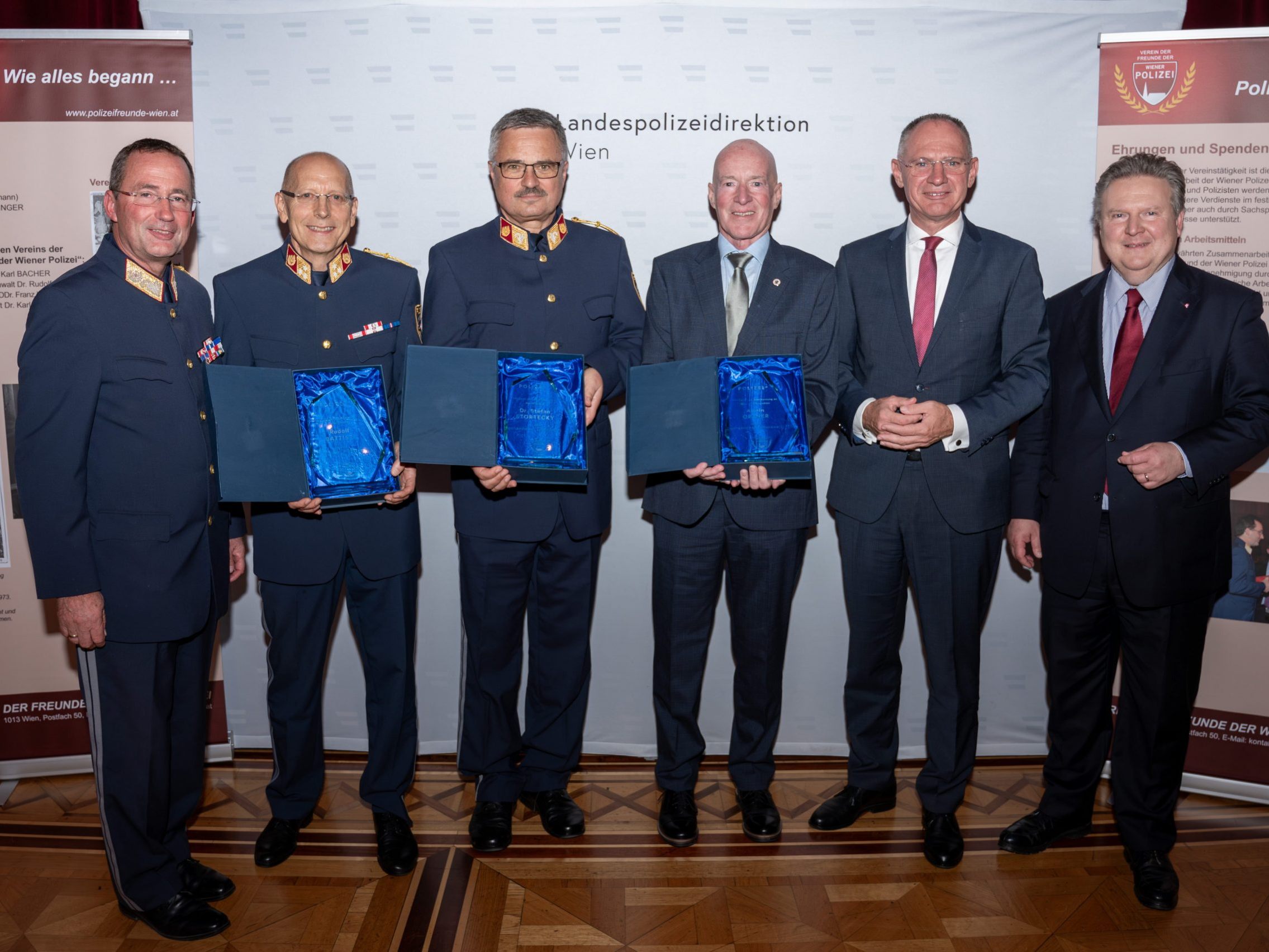 Innenminister Karner (2. von rechts) und Ludwig (1. von rechts). Innenminister Karner (2. von rechts) und Ludwig (1. von rechts).