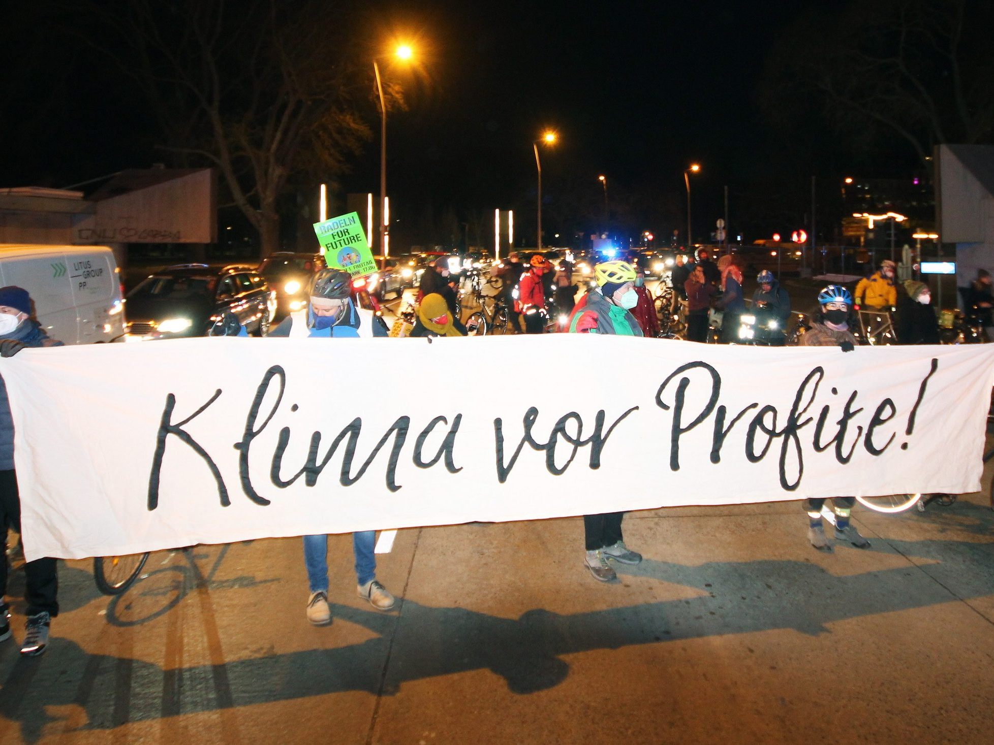 Die Raddemo "Radeln for Future" sorgt für Stau in Wien. Die Raddemo "Radeln for Future" sorgt für Stau in Wien.