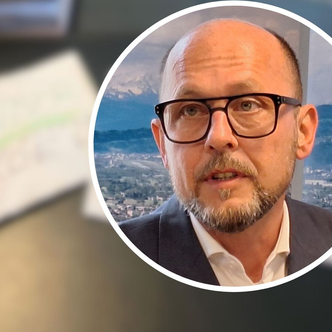 Unfreundliche Post auf dem Bürotisch des Bürgermeisters