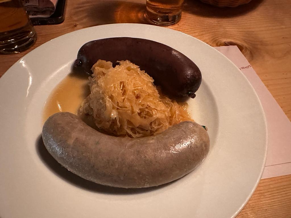 Empfehlung der Redaktion. Blut und Leberwurst mit Sauerkraut im Bad Kehlegg.