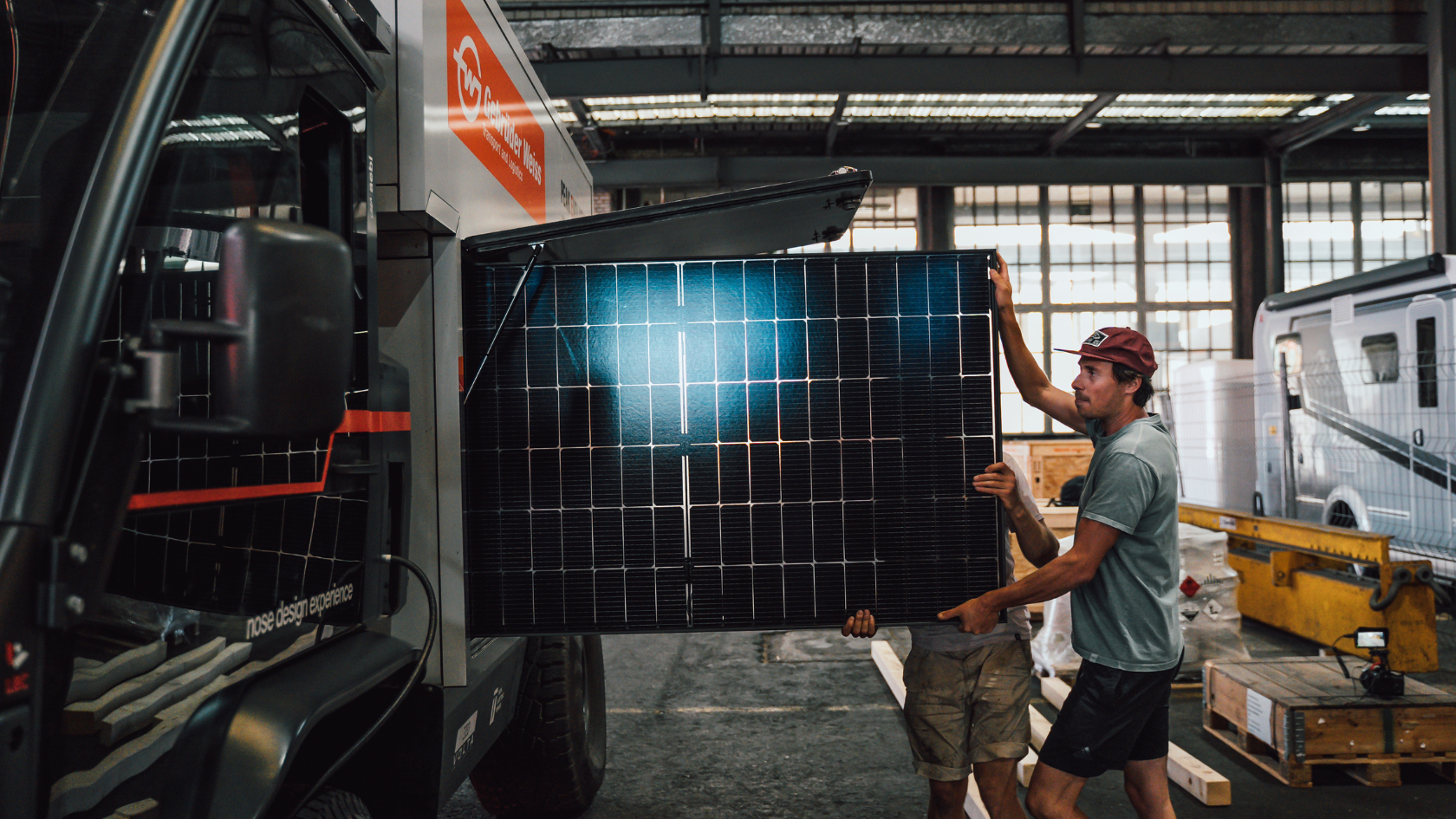 Neben den Photovoltaik-Modulen auf dem Dach des Fahrzeugs, sorgen mobile, auslegbare Module für eine zusätzliche Stromzufuhr während sonnenreicher Stunden. Neben den Photovoltaik-Modulen auf dem Dach des Fahrzeugs, sorgen mobile, auslegbare Module für eine zusätzliche Stromzufuhr während sonnenreicher Stunden.