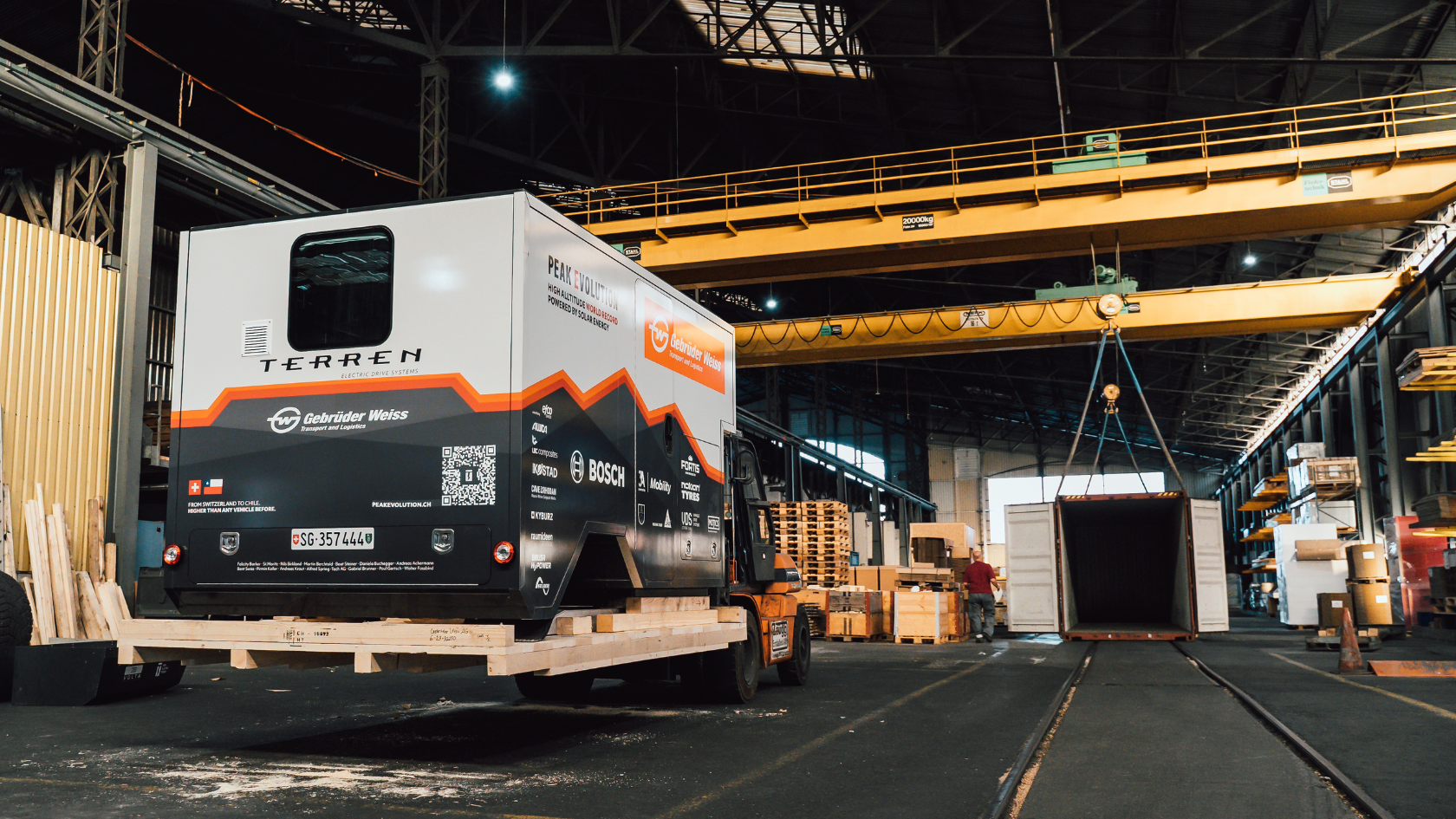 Der Expeditionsaufbau und das Fahrzeug werden gemeinsam in einem 40-Fuß High Cube-Container von Rotterdam, Niederlande, nach San Antonio, Chile, verschifft. Der Expeditionsaufbau und das Fahrzeug werden gemeinsam in einem 40-Fuß High Cube-Container von Rotterdam, Niederlande, nach San Antonio, Chile, verschifft.