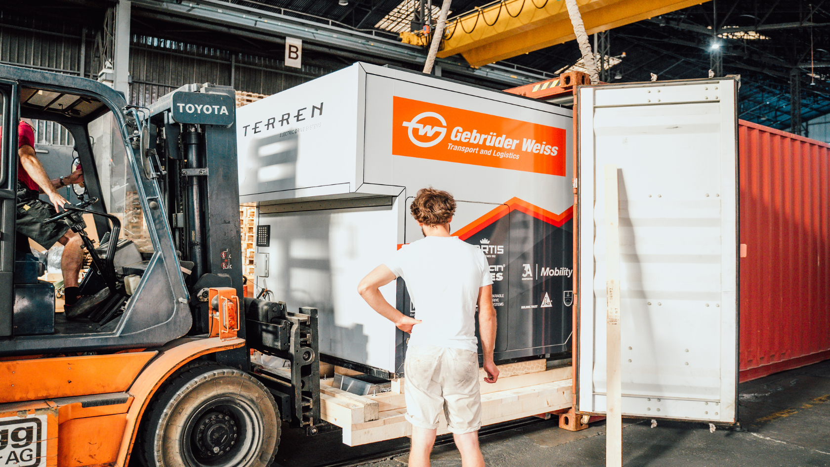 Beim Verladen des heiklen Expeditionsaufbaus ist Millimeterarbeit gefragt. Beim Verladen des heiklen Expeditionsaufbaus ist Millimeterarbeit gefragt.