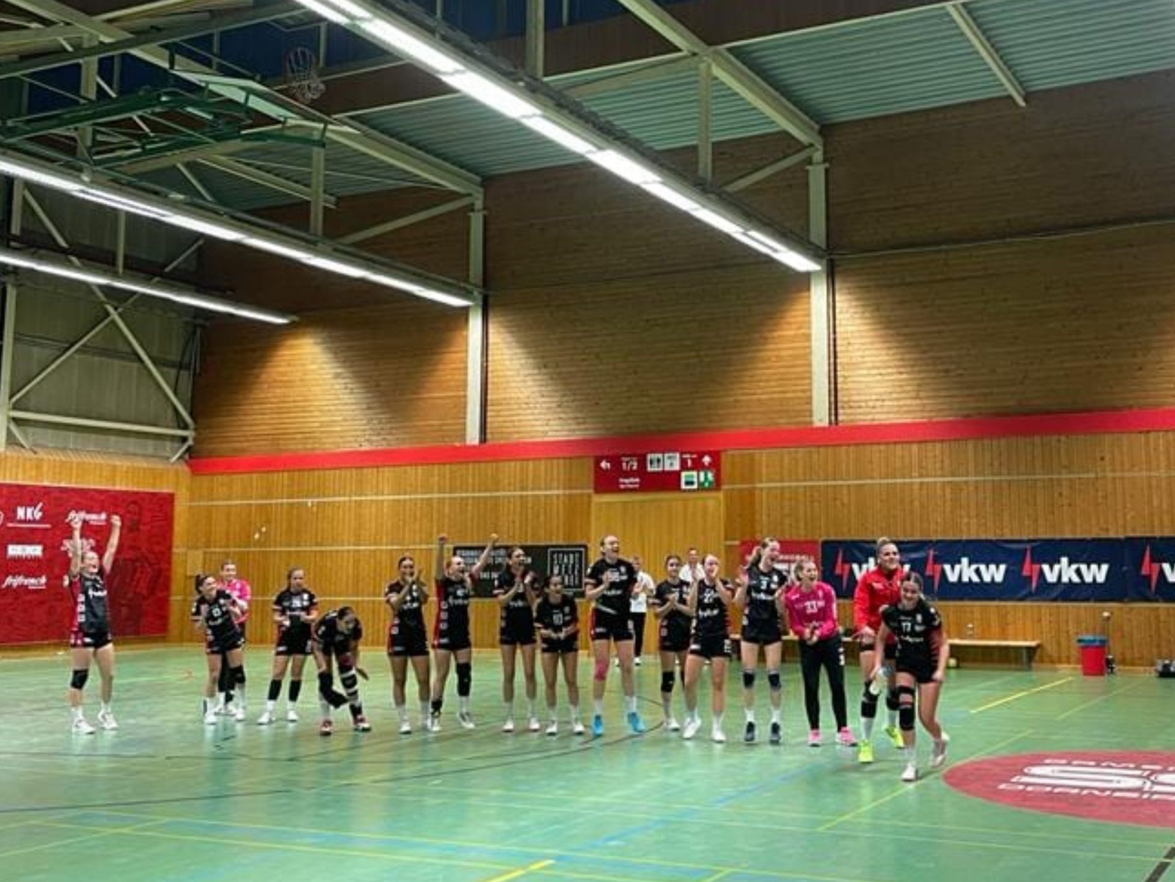 Große Freude beim SSV-Team nach dem Heimsieg gegen die BT-Füchse Große Freude beim SSV-Team nach dem Heimsieg gegen die BT-Füchse