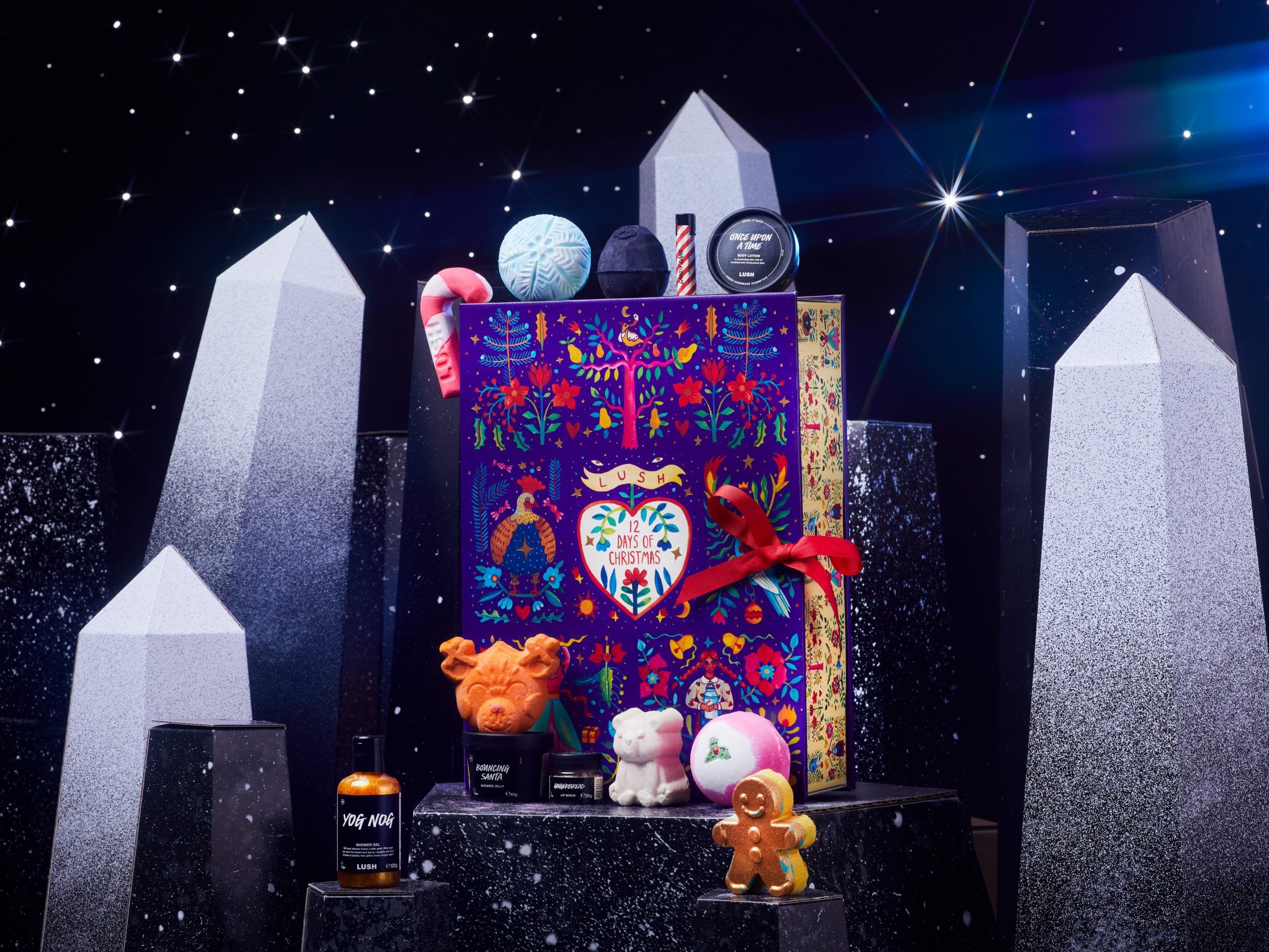 Wir verlosen eine weihnachtliche Geschenkbox von Lush. Wir verlosen eine weihnachtliche Geschenkbox von Lush.