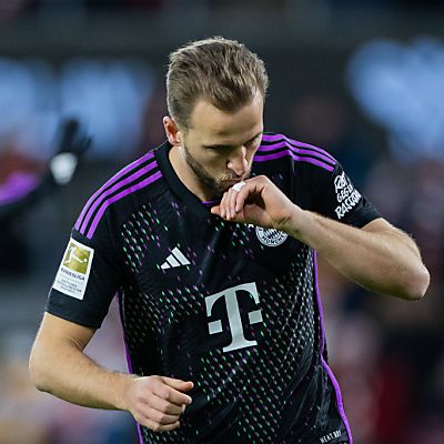 Kane küsste seinen abgeklebten Ring schon zum 18. Mal