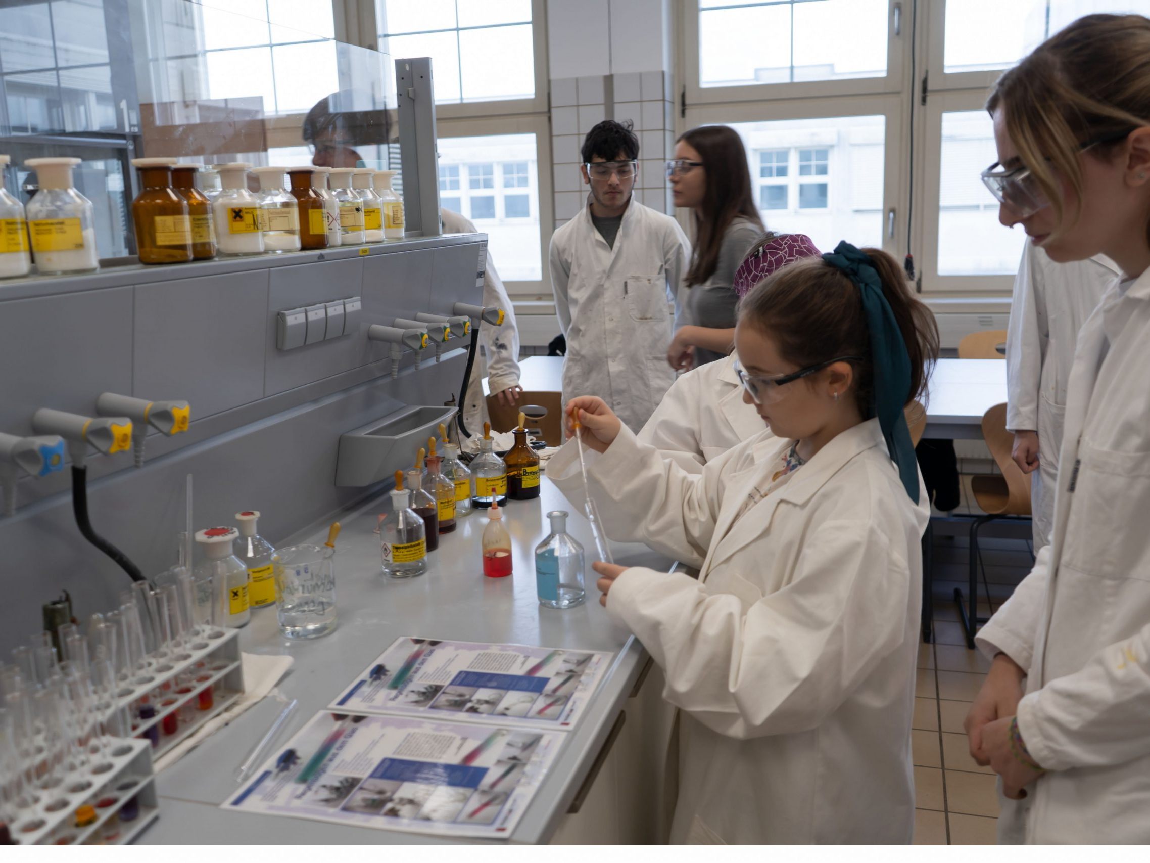 Informatik, Textilchemie oder Modedesign, beim Tag der offenen Tür können Interessierte wieder in die verschiedenen Fachrichtungen der HTL Dornbirn schnuppern. Informatik, Textilchemie oder Modedesign, beim Tag der offenen Tür können Interessierte wieder in die verschiedenen Fachrichtungen der HTL Dornbirn schnuppern.
