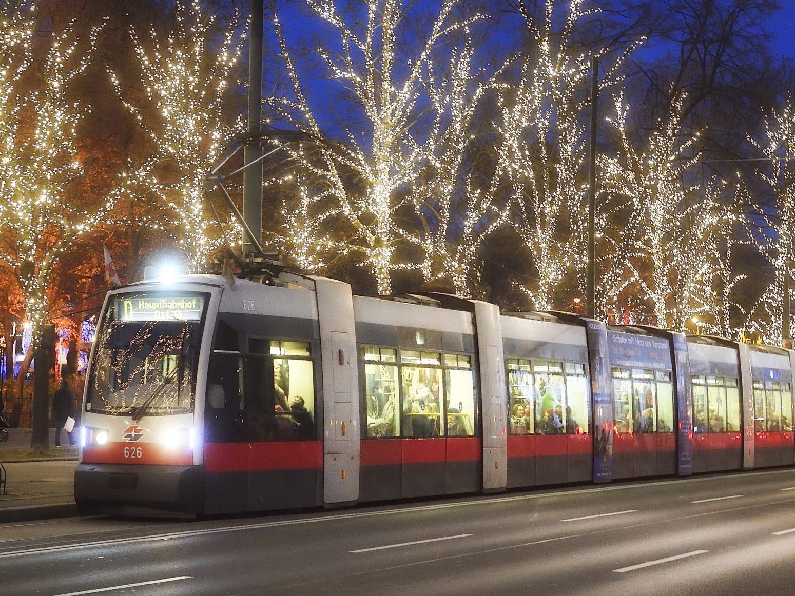 Zu den Weihnachtsmärkten in Wien fährt man am besten mit den Öffis.