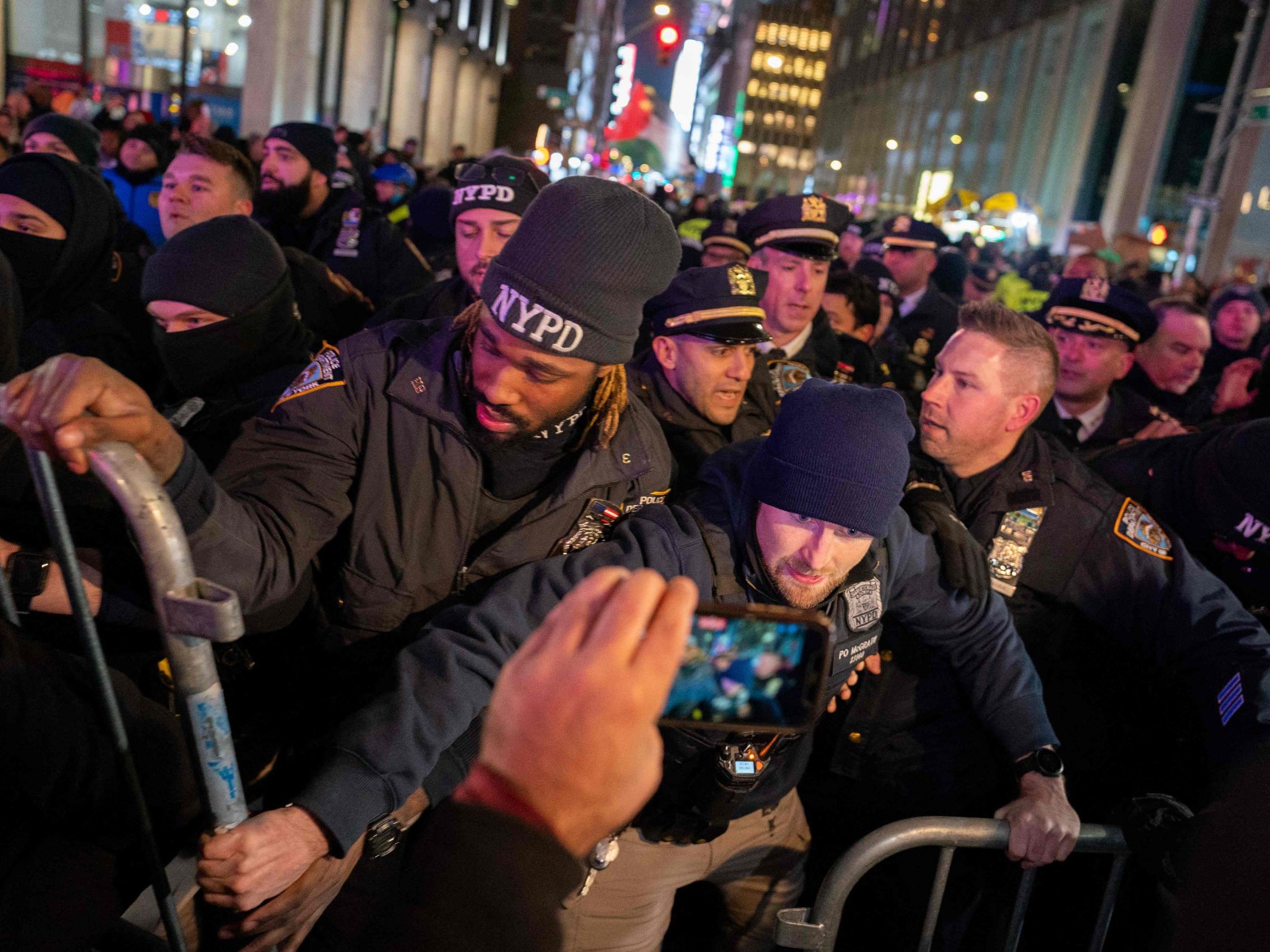 In New York kam es während der Weihnachtsbaum-Illuminierung zu Ausschreitungen.