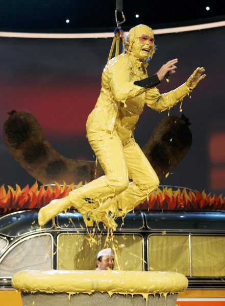 Legendäres Bild von Thomas Gottschalk, der in Senf getunkt wird (Archivbild 2008) 
