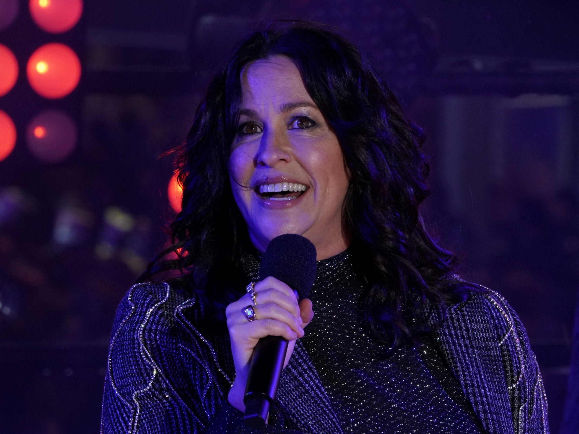 Alanis Morissette bringt Weihnachtsplatte heraus. Alanis Morissette bringt Weihnachtsplatte heraus.