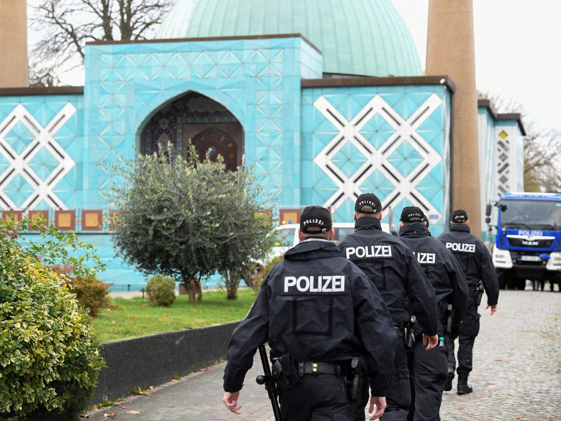 Razzia in der blauen Moschee des "Islamischen Zentrums Hamburg". Razzia in der blauen Moschee des "Islamischen Zentrums Hamburg".