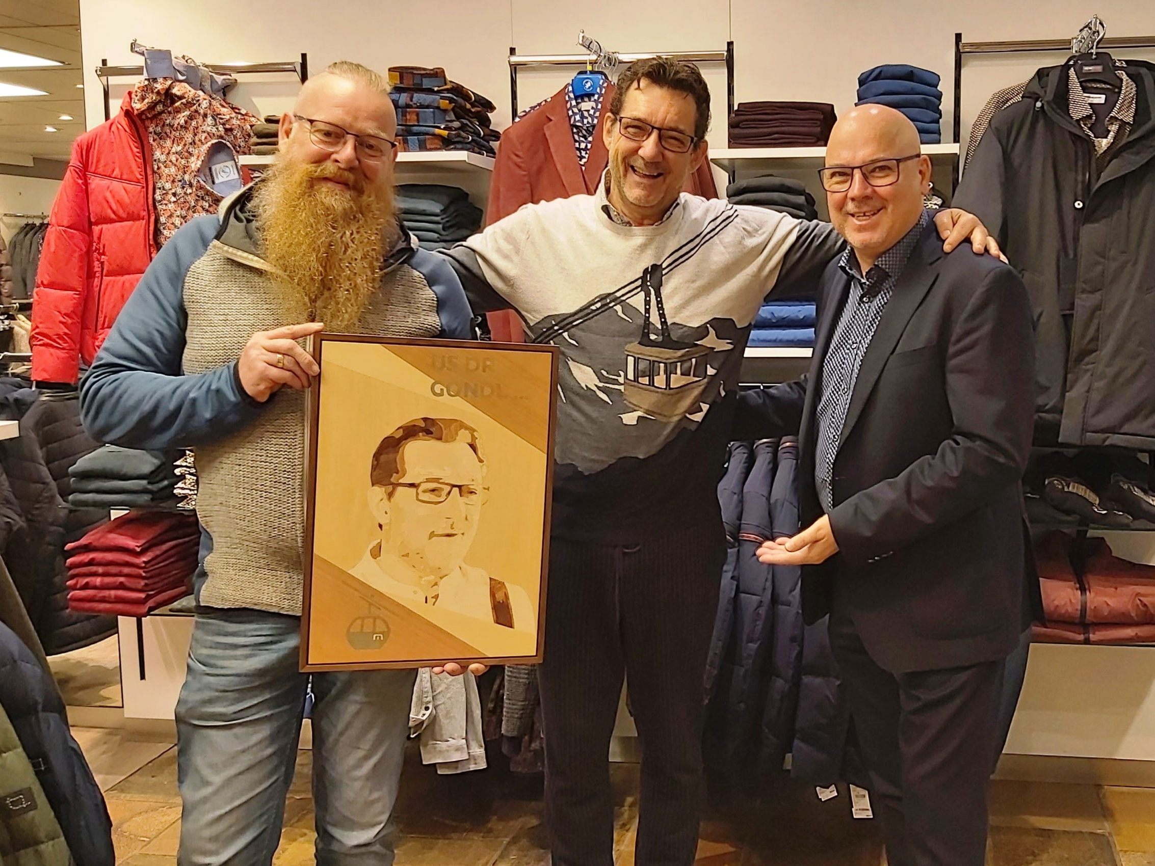 Muttersberg TV Gondoliere Andreas Seeburger (mi) freut sich mit Intarsienkünstler Markus "Mäx" Khüny (li) und Heim Mode Geschäftsführer Wilfried Heim (re) über die 300. TV Sendung "us dr Gondl". Muttersberg TV Gondoliere Andreas Seeburger (mi) freut sich mit Intarsienkünstler Markus "Mäx" Khüny (li) und Heim Mode Geschäftsführer Wilfried Heim (re) über die 300. TV Sendung "us dr Gondl".