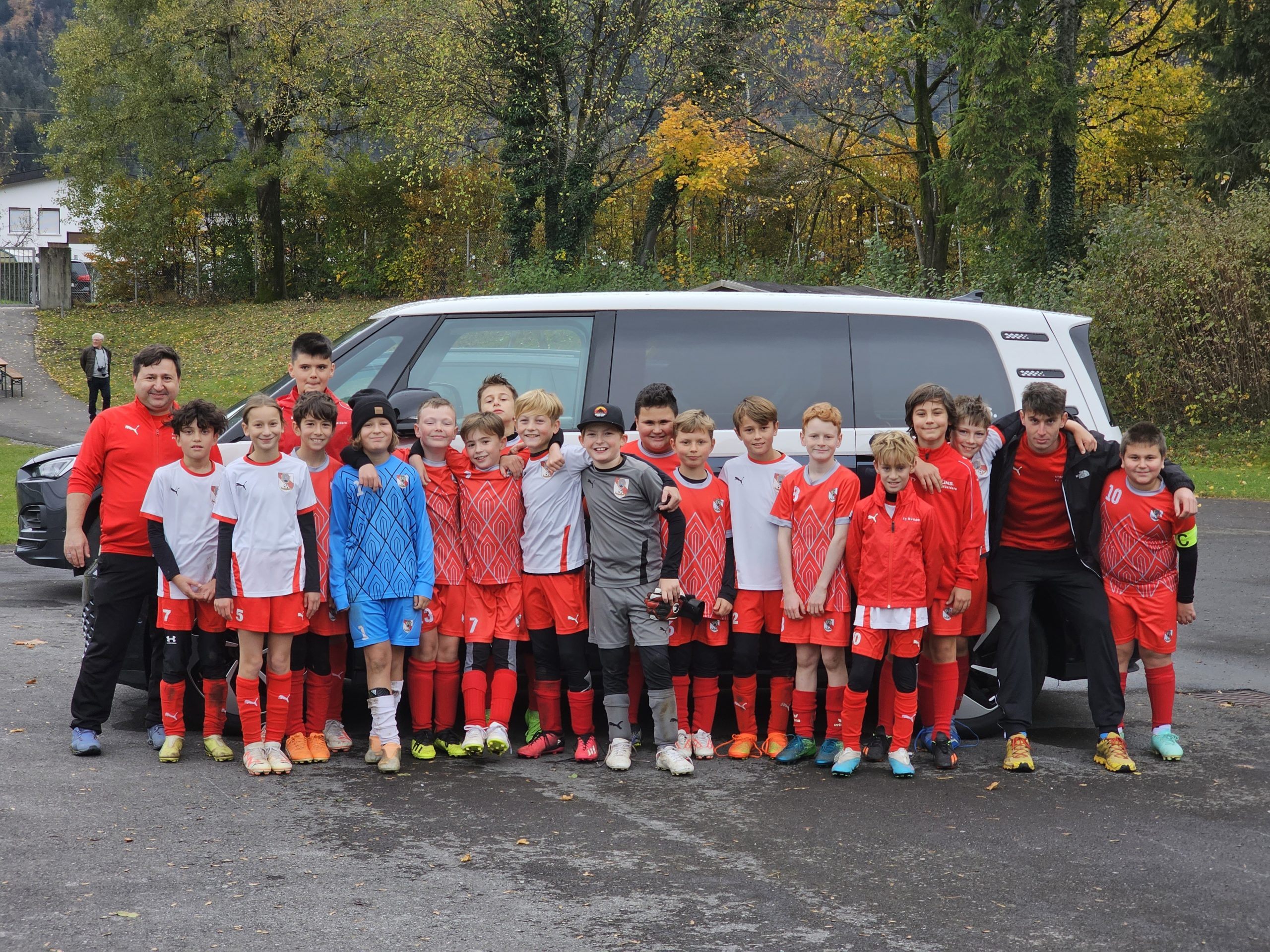 U11 vor dem VW ID.Buzz von Hauptsponsor Autohaus Rudi Lins U11 vor dem VW ID.Buzz von Hauptsponsor Autohaus Rudi Lins