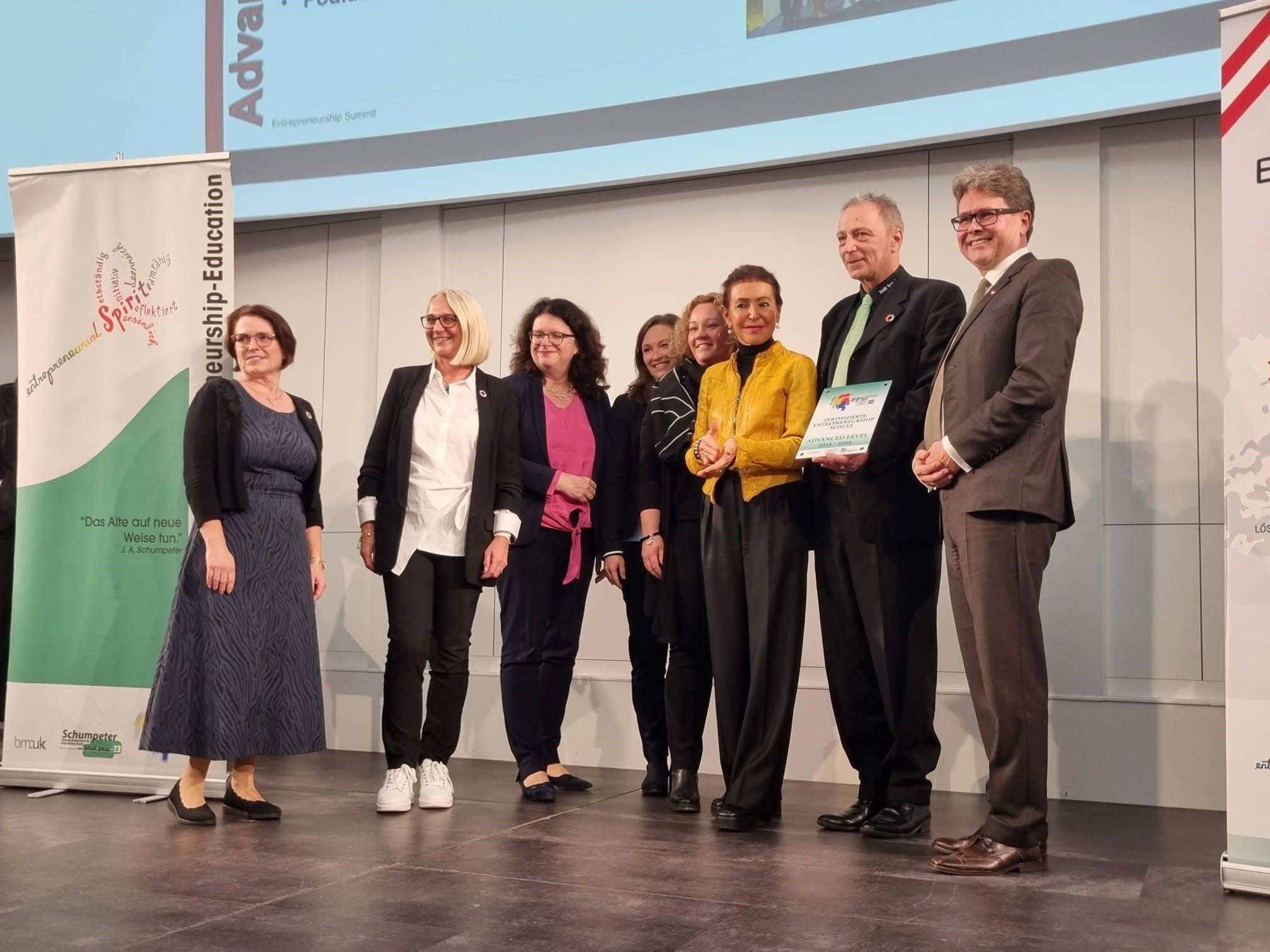 Zertifikatsüberreichung mit BM Polaschek in Wien Zertifikatsüberreichung mit BM Polaschek in Wien
