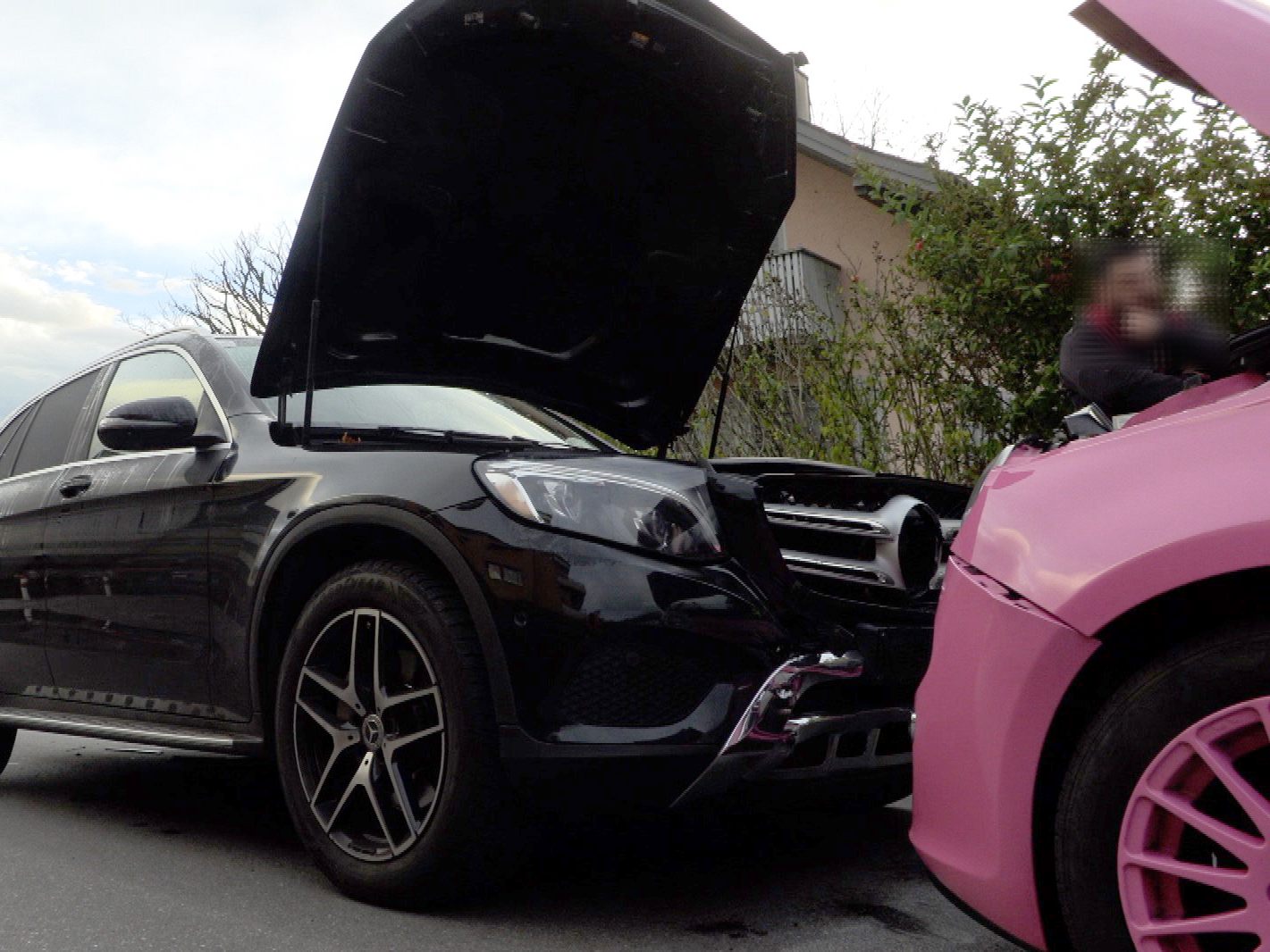 Kollision zwischen einem Mercedes und einem Fiat.