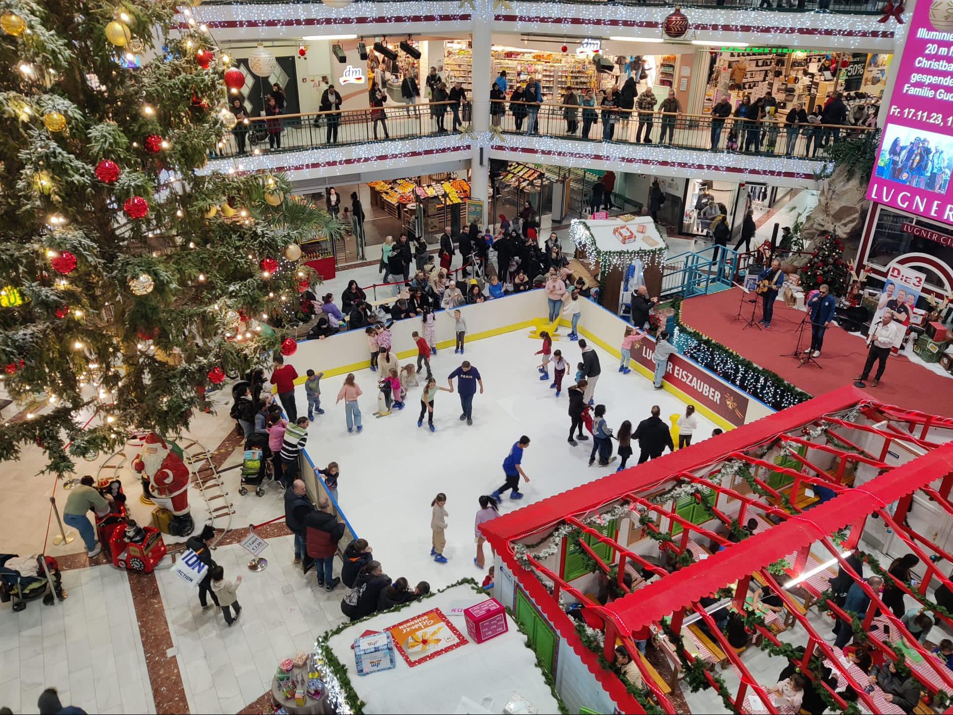 Richard Lugner überraschte Kinder mit einem Eislaufplatz in der Lugner City. Richard Lugner überraschte Kinder mit einem Eislaufplatz in der Lugner City.