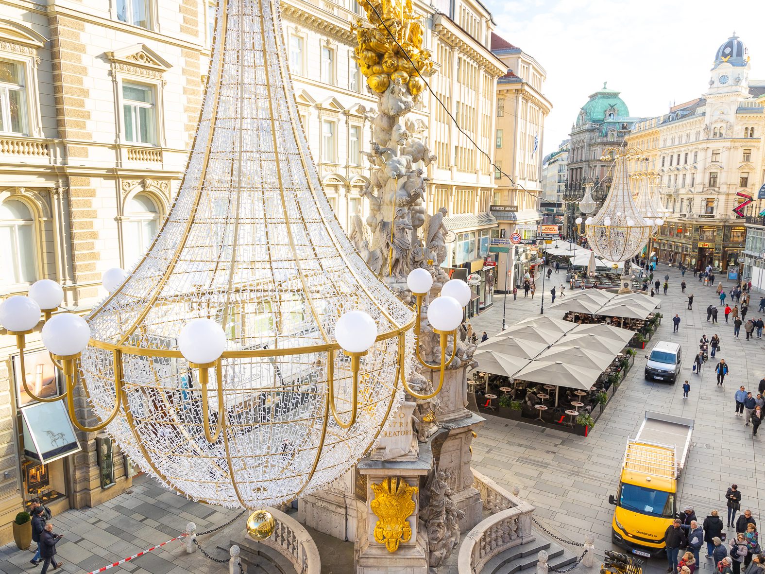 2023 bringt Wiener Graben neue Weihnachtsbeleuchtung.