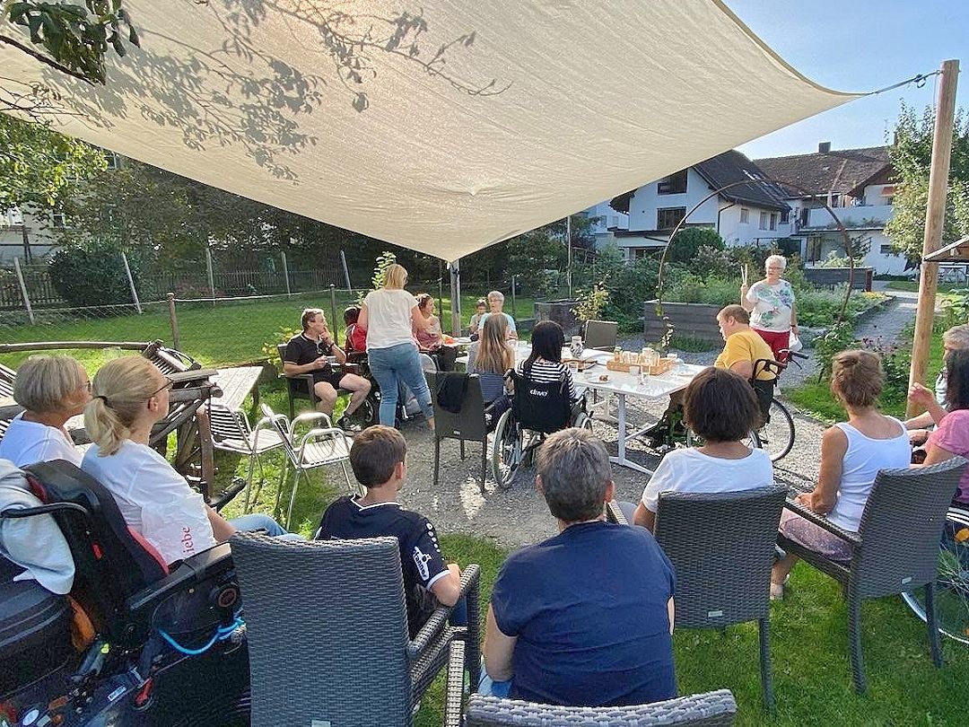 Im Anschluss an den Vortrag und der Besichtigung der Aufblüherei, gab es unter den Teilnehmenden eine angeregte Diskussion.