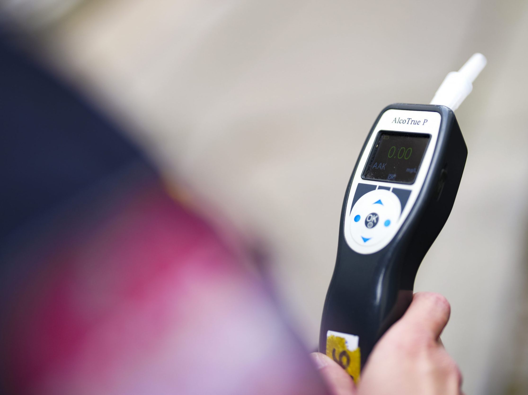 Ein alkoholisierter E-Scooter-Fahrer attackierte Polizisten. Ein alkoholisierter E-Scooter-Fahrer attackierte Polizisten.