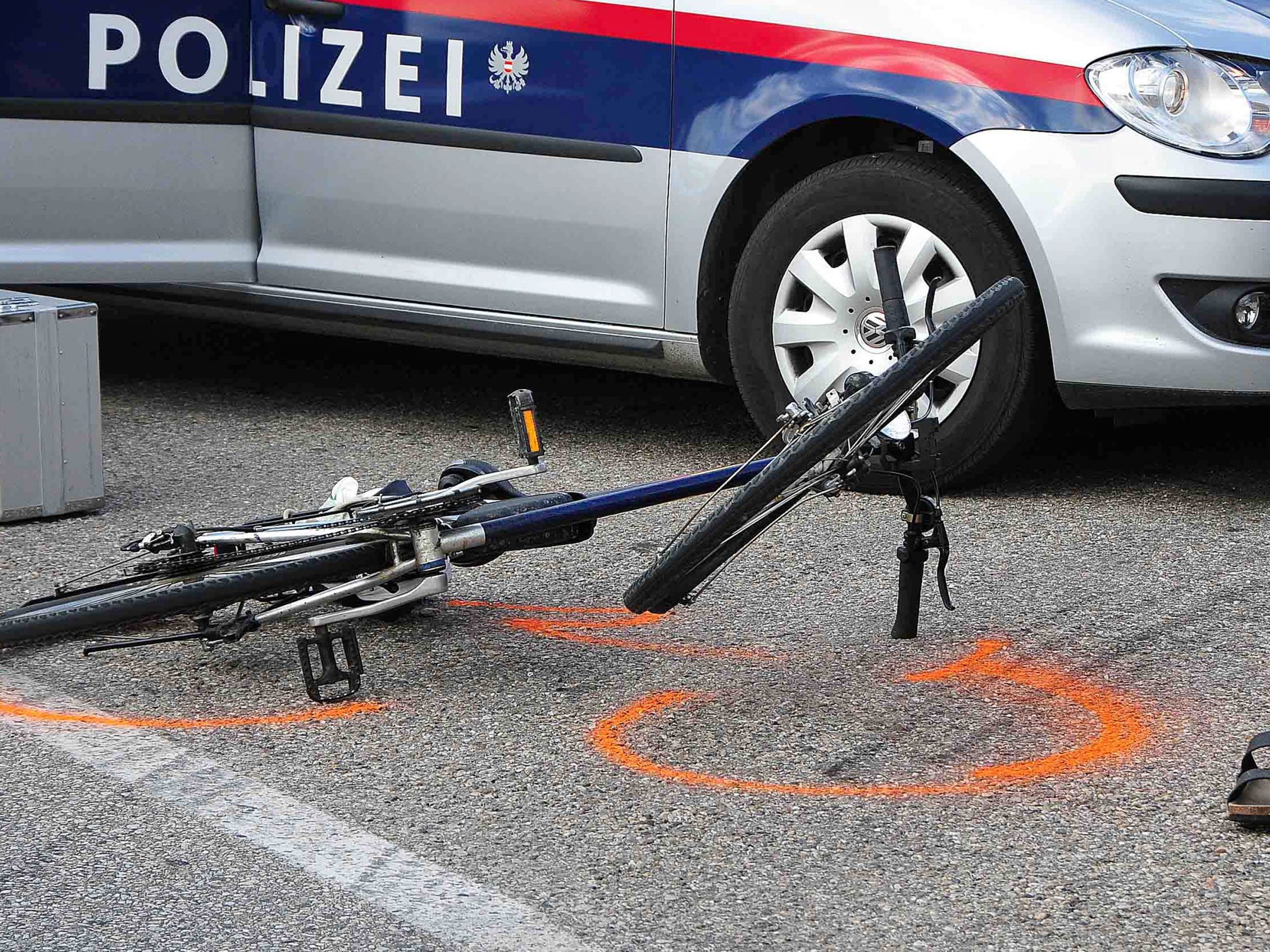 Der Radfahrer erlitt Schnittverletzungen und wurde ins Spital gebracht. Der Radfahrer erlitt Schnittverletzungen und wurde ins Spital gebracht.
